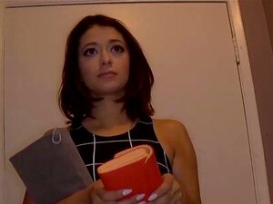 Une fille classe se fait baiser par un faux agent lors d'une audition