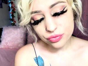 Une blonde avec une chatte serrée s'amuse en solo avec un jouet dans