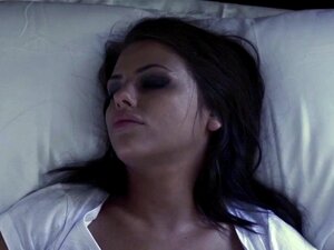 Superbe gouine se doigte lentement jusqu'à jouir. Magnifique gouine