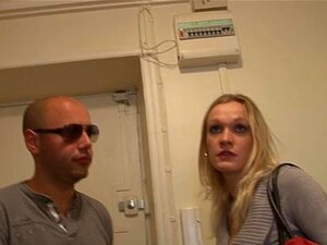 La coquine Candys suce une bite en casting