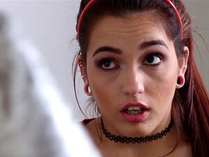 Petite mignonne aux petits seins se fait pilonner. Petite mignonne aux