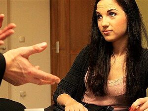 Une tatoueuse se fait baiser par le cul pour obtenir de l'argent pour