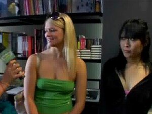 Petite désespérée nue en public et baise pour payer le loyer 7