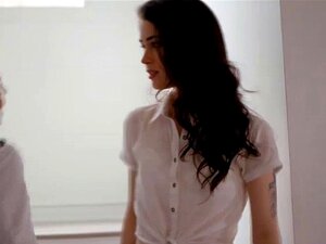 Aidra Fox lèche Evelyn Claire après une dispute intense. Aidra Fox