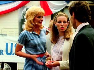 Une brune fait une pipe coquine dans une vidéo hardcore de femme