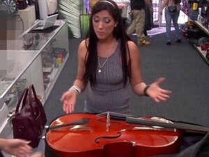 Action de sexe sur Pawnshop avec une salope brune brésilienne. Action