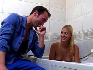 Cette belle blonde prend une douche quand le plombier arrive, et la
