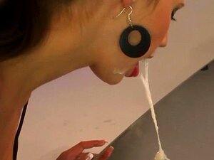 Bukkake, salope qui boit du sperme. Buvant du sperme, wam bukkake,