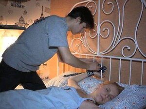 Ma copine punie par son copain en laissant son pote la baiser