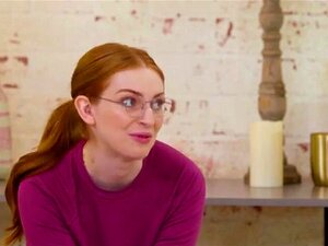 Une belle rousse rend sa meilleure amie si chaude et attirante. Après