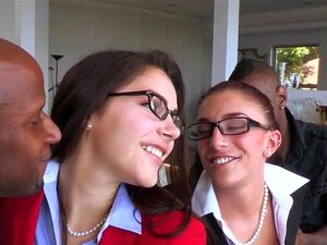 Milf 4way fête sa fin de tournage avec une bite
