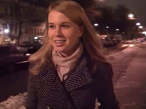 Marika dans une vidéo de baise dans les chiottes publiques montrant