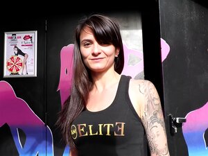 Marina partage son expérience avec quatre gars !