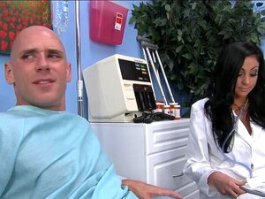 La sexy docteure italienne Audrey Bitoni aide ses patients à se