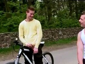 Film porno gay et mecs extrêmement grands baisent en plein air sur le