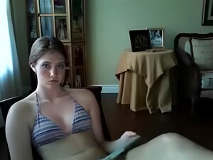 Une nana amateur se déshabille et joue avec sa chatte chaude et