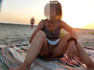 Je montre ma chatte devant un mec sur une plage publique et ce chat