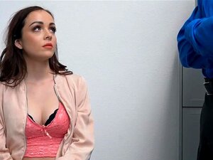 La mignonne blanche Aliya Brynn se fait pomper la chatte par