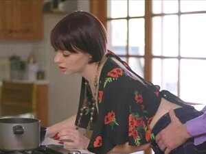 MILF freeuse belle-mère et belle-fille mignonne baisent des jouets