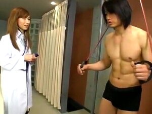 La pute japonaise folle Yuri Hazuki dans les bas les plus chauds,