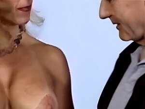 Couple excité du club great SCREW MY WIFE alors qu'elle se prépare