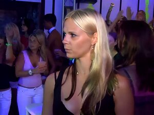 Baise sauvage partout dans la boîte de nuit. Baise sauvage partout