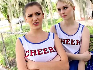 De vraies mignonnes pom-pom girls chevauchent une bite et se font