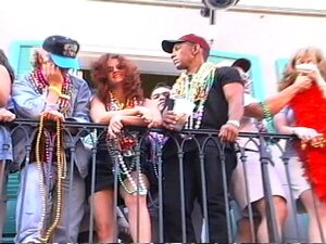 Plongez dans la folie de Mardi Gras PT.13, où la fête effrénée ne