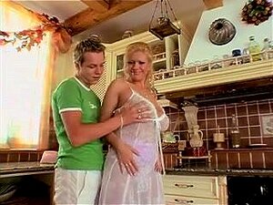 Une vieille dame allemande avec de beaux muffins d'amour naturels