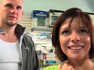 Une douce amateur fait une branlette pour de l'argent dans un magasin.