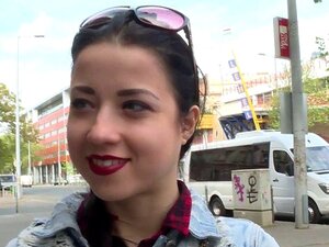Taissia chaude montre ses compétences en suceuse en public. TAISSIA