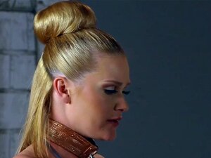 Une esclave sexy se fait baiser dans le cul. La jolie esclave chaude