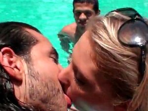 amusement dans la piscine l'après-midi d'été. amusement dans la