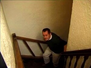 Un vieux voyeur suit une salope jusqu'aux toilettes. Les vieux voyeurs