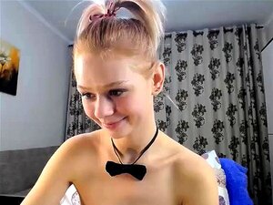 Une jolie blonde mince se déshabille puis se masturbe en plein air