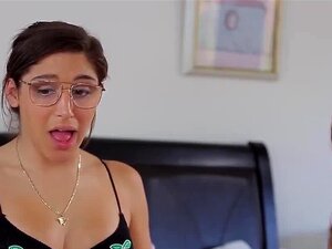 La chaude Abella Danger joue la coquine avec la chatte mouillée de