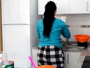 travail d'équipe, elle dans la cuisine et il la baise