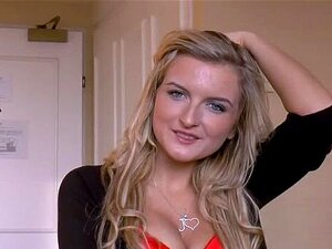 J'ai une bombe blonde pour toi! Regarde Emma Valentine montrer sa