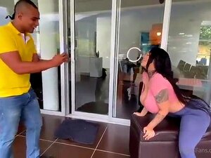 Grosse maman colombienne suce et baise un gros chibre noir