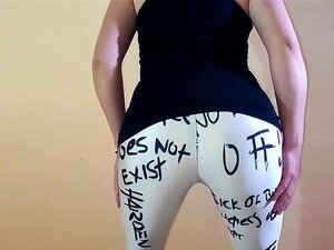 La belle-mère que j'aimerais baiser en leggings spandex a un orteil