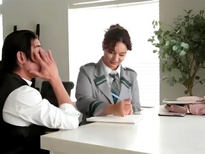 Baise ma copine aux seins énormes devant son beau-beau-beau-père