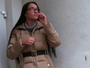 La jolie salope de rue se fait baiser et asperger de sperme. La salope