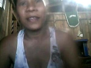 La maman philippine Cherry Corsen suce ses propres tétons devant la