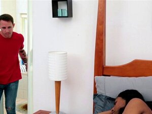 La bouche mignonne noire est éjaculée. La bouche mignonne noire est