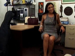 Nouvelle cliente met un pion sur sa chatte et se fait pilonner dans