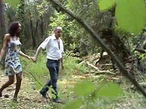 Se promener dans la forêt avec une shemale aux longues jambes,