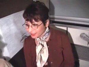 MILF aux cheveux français se fait baiser le cul dans le train