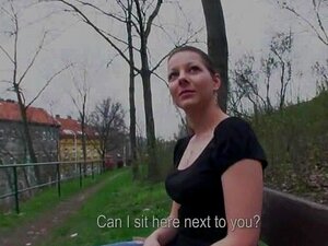 La putain de beauté naturelle sexy Iveta montre ses seins en public