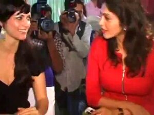 Yana Gupta sans culotte sous la jupe lors d'un événement caritatif.