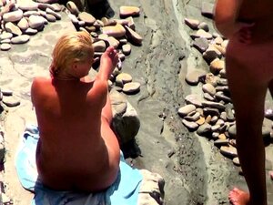 MILF nue sur une plage publique